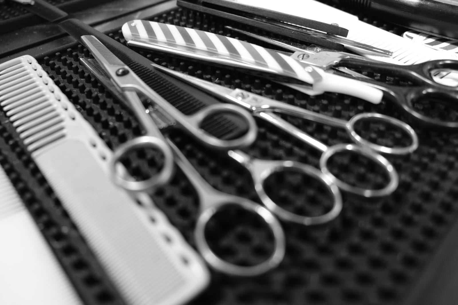 Forbici e strumenti ordinati sul piano di lavoro